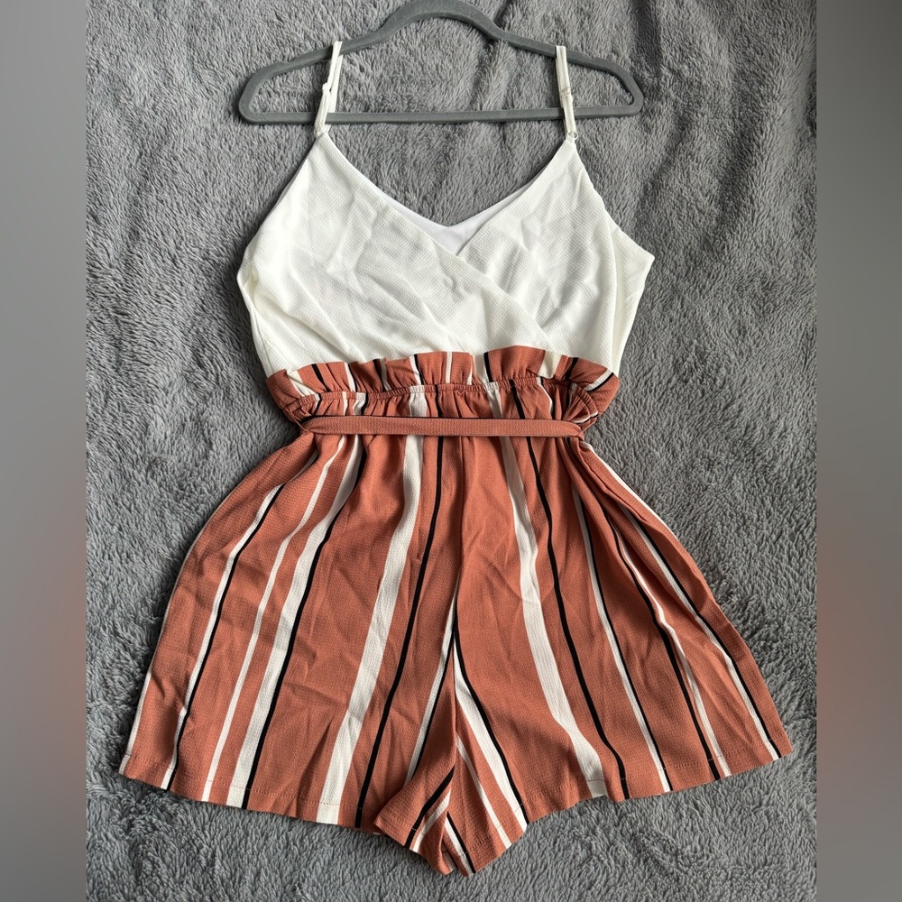 Brand - Lily Rose Tan White Spaghetti Strap Romper 
Size - Medium